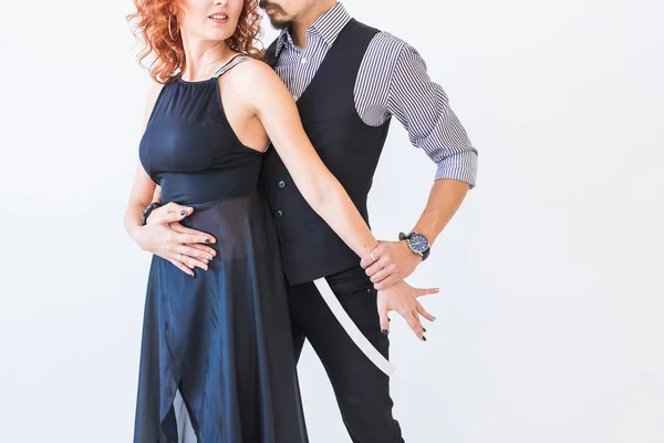 Dança social, kizomba, tango, salsa, conceito de pessoas - close-up de belo casal bachata dança no fundo branco — Fotografia de Stock