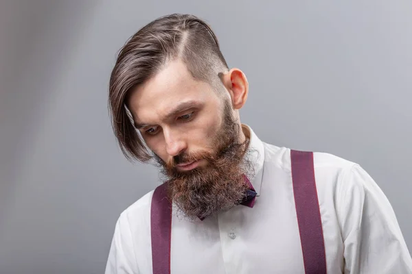 Pessoas, estilo e conceito de moda - Retrato de homem bonito barbudo sobre fundo cinza — Fotografia de Stock