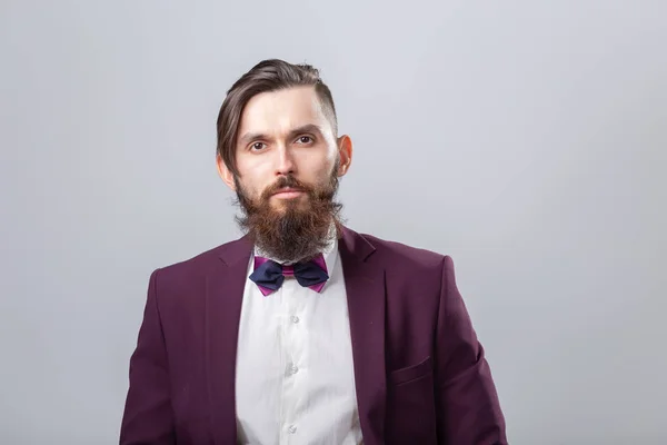 Persone, moda e concetto di stile ritratto ravvicinato di giovane hipster maschile elegante su sfondo grigio — Foto Stock