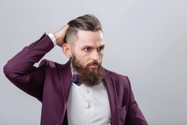 Emberek, stílusos és divat fogalmát - vonzó szakállas csípő ember pózol, mint szürke háttér — Stock Fotó