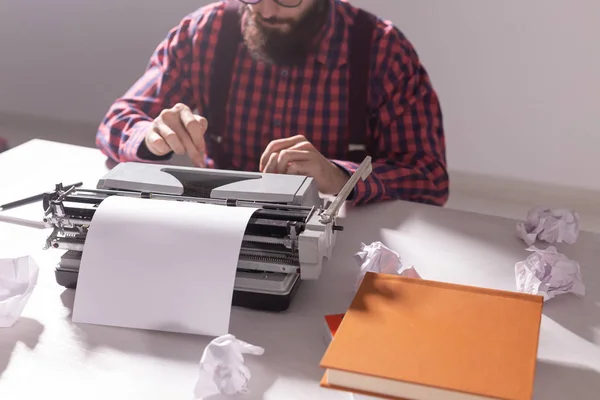 Vintage, escritor y concepto hipster - joven escritor elegante que trabaja en la máquina de escribir — Foto de Stock