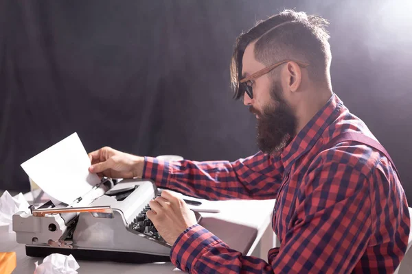 Gente, escritor y concepto hipster - joven escritor elegante que trabaja en la máquina de escribir — Foto de Stock