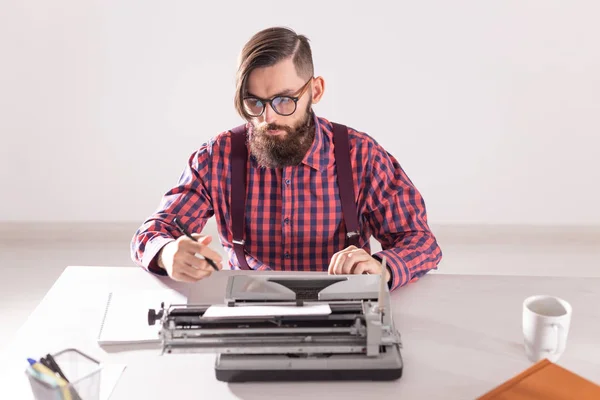 Personer, forfattere og hipsterkonsepter - unge stilige skribenter som arbeider med skrivemaskiner – stockfoto
