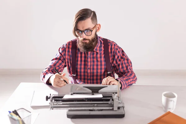 Gente, escritor y concepto hipster - joven escritor elegante que trabaja en la máquina de escribir — Foto de Stock