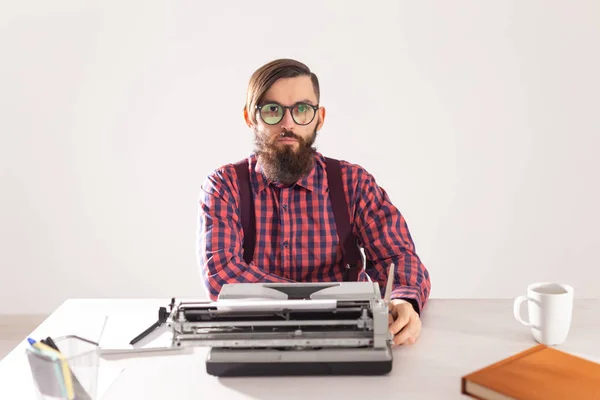 Gente, escritor y concepto hipster - joven escritor elegante que trabaja en la máquina de escribir — Foto de Stock