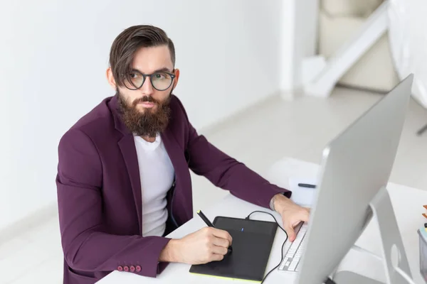 Concepto de personas y tecnología - Hombre atractivo con barba, vestido con chaqueta púrpura trabajando en el ordenador — Foto de Stock