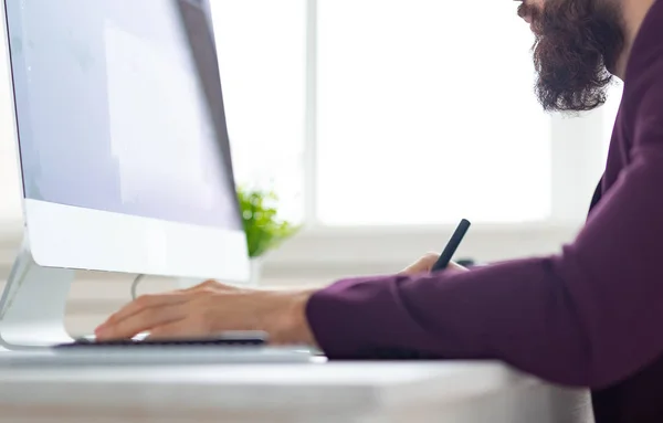 Menschen und Technologie-Konzept - aus der Perspektive eines Künstlers, der im Büro etwas auf einem Grafik-Tablet aus nächster Nähe zeichnet — Stockfoto