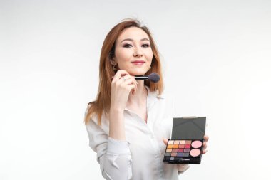 Makyaj sanatçısı, güzellik ve kozmetik kavramı - Kore kadın makyöz makyaj fırçaları ve göz gölgeler paleti beyaz arka plan üzerinde