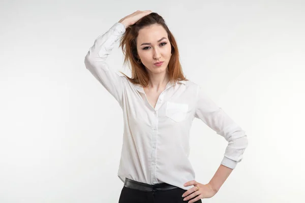 Porträt einer frustrierten, wütenden Frau auf weißem Hintergrund — Stockfoto