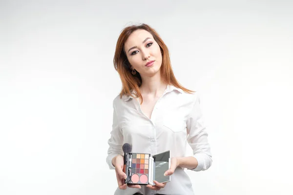 Beauty Make-up Artist. Nahaufnahme koreanische schöne junge Frau hübsch lächelnd halten Lidschatten Palette Pinsel auf weißem Hintergrund — Stockfoto