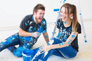 Duvar boyası ve eğlenceli at break onarım, yenileme ve insanlar kavramı - çift gidiş