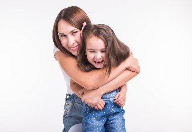 Ebeveynlik, Aile ve çocuk kavram - bir anne ve bebek kız portre var eğlenceli ve beyaz arka plan üzerinde gülümseyen