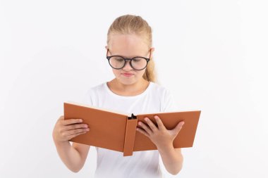 Eğitim, insanlar, çocuklar ve okul kavramı - okul öğrenci kitap beyaz arka plan üzerinde elinde tutan gözlük