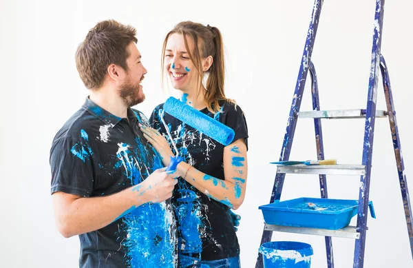 Gente, concepto de renovación y reparación - Retrato de pareja encantadora haciendo redecoración en apartamento — Foto de Stock