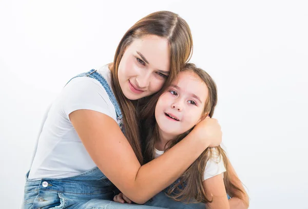 Conceito de maternidade, família e relacionamento - Mãe feliz e filha pequena se divertindo no fundo branco — Fotografia de Stock