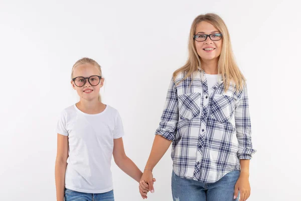 Feliz joven madre y niño riendo en gafas de moda divertirse sobre fondo blanco — Foto de Stock