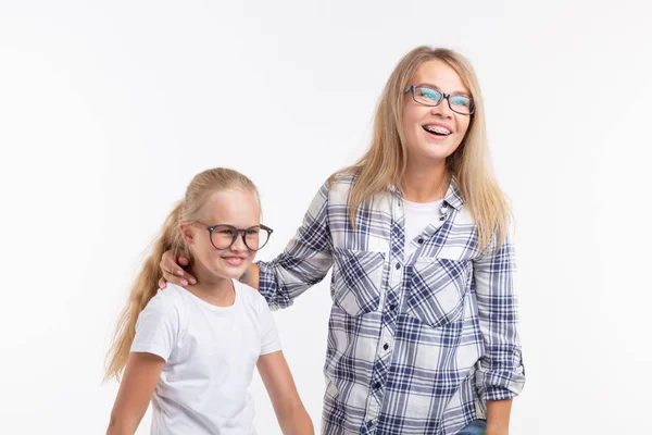 Feliz joven madre y niño riendo en gafas de moda divertirse sobre fondo blanco — Foto de Stock