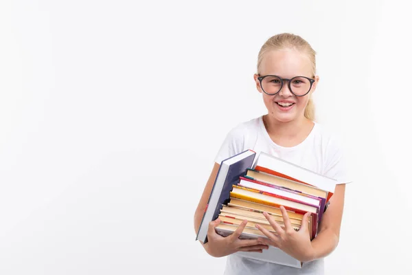 Educación, personas, niños y concepto escolar - Estudiante de escuela con gafas sosteniendo libros en las manos sobre fondo blanco con espacio para copiar —  Fotos de Stock