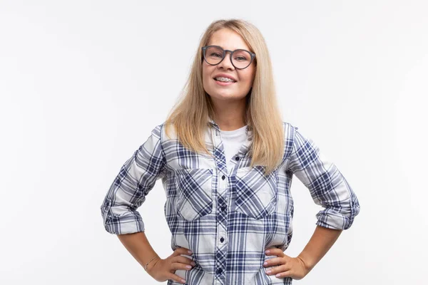Zuby zdravotnictví, stomatologie a kousnutí korekce - Happy usmívající se žena v brýlích s výztuhami na bílém pozadí — Stock fotografie