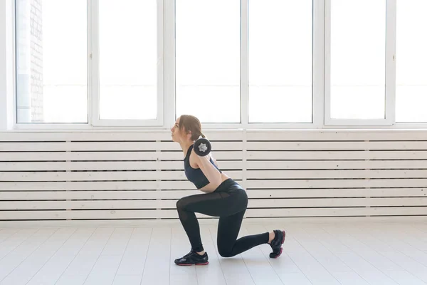 Zdrowy styl życia, fitness, ludzi i sport concept - portret fit dorosłej kobiety Workout z ciała bar — Zdjęcie stockowe