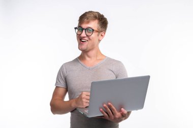 Duygular, eğitim ve insan kavramı - laptop arıyorum ve gülerek yakışıklı bir genç adam