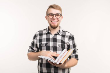 Sınav, bilgi ve eğitim kavramı - beyaz arka plan üzerinde elinde tutan bir öğrenci adam portresi kitaplar