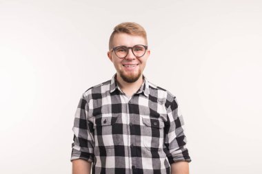 İnsanlar, duygu ve eğitim kavramı - beyaz arka plan üzerinde öğrenci erkek gömlek gülümseyen portresi