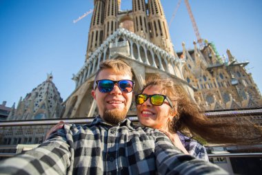 Barcelona, İspanya - 7 Şubat 2018: mutlu turist Barcelona, ünlü Sagrada Familia Roma Katolik Kilisesi önünde fotoğraf çekme mimar Antoni Gaudi