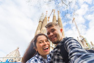 Barcelona, İspanya - 6 Şubat 2018: mutlu turist Barcelona, ünlü Sagrada Familia Roma Katolik Kilisesi önünde fotoğraf çekme mimar Antoni Gaudi