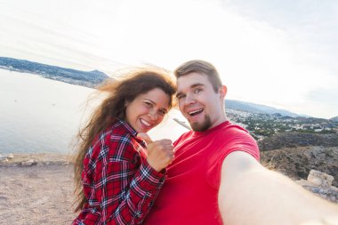 Mutlu çift selfie güzel devralarak seyahat, tatil ve tatil kavramı - manzara