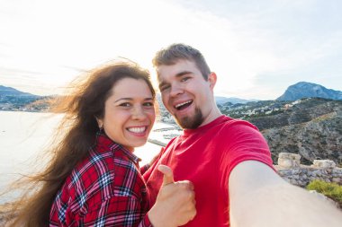 Mutlu çift selfie güzel devralarak seyahat, tatil ve tatil kavramı - manzara