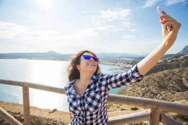 Seyahat, turizm ve tatil kavramı - selfie bir denize yakın alarak mutlu genç kadın