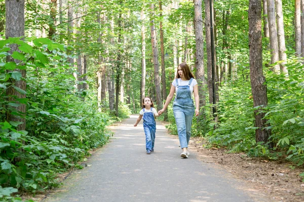 Család, a gyermekek és a természet koncepció - portré, vonzó nő és a kisgyermek lány gyaloglás együtt — Stock Fotó