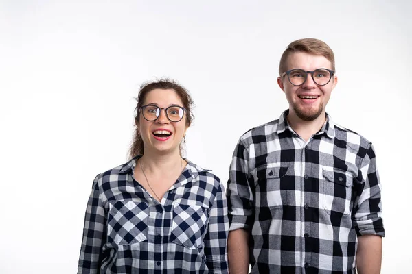 Nerds, geek, conceito de pessoas espetaculares e engraçadas - casal engraçado em óculos estão abraçando no fundo branco — Fotografia de Stock