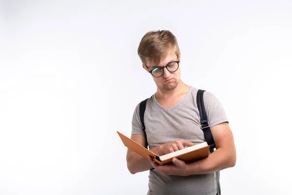 Éducation, université, concept de personnes - étudiant masculin portant des lunettes a ouvert un livre et souriant sur fond blanc avec espace de copie — Photo