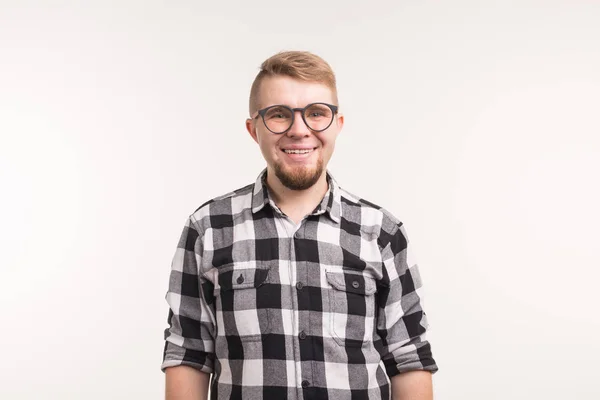 Ihmiset, tunteet ja koulutuksen käsite - Muotokuva hymyilevä opiskelija mies paita valkoisella taustalla — kuvapankkivalokuva