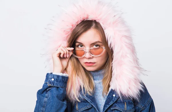 Moda, pessoas e conceito de estilo de inverno urbano - Jovem mulher em roupas da moda no fundo branco . — Fotografia de Stock