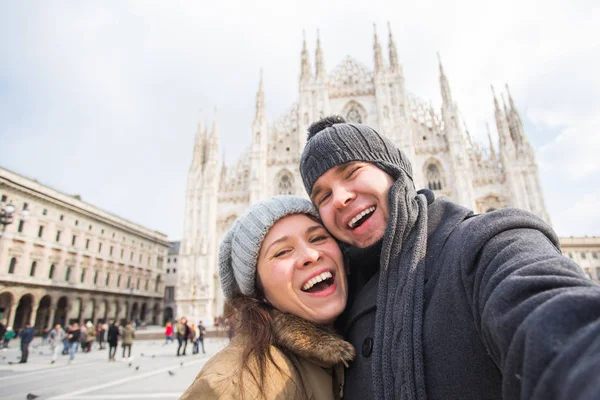 Seyahat ve tatil kavramı - Milano Duomo Katedrali önünde kendi kendine portre alarak mutlu turistler kış — Stok fotoğraf