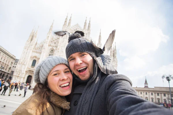 Milano Duomo Meydanı'nda güvercin ile kendi kendine portre çekici çift. Kış seyahat, İtalya ve ilişki kavramı — Stok fotoğraf
