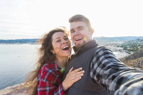 Voyage, vacances et concept de vacances - Joli couple prenant selfie près d'une mer — Photo