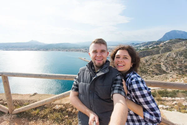 Vakantie-, vakantie- en reisinformatie concept - gelukkige paar overname selfie mooi landschap — Stockfoto