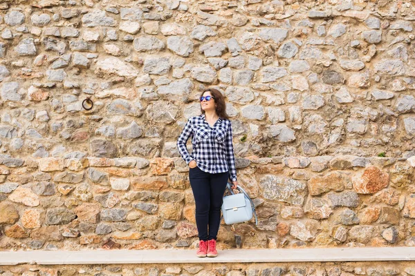 Verbaasd grappige reiziger toeristische vrouw in casual kleding houdt tas. Toerisme reis levensstijl — Stockfoto