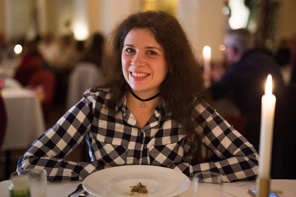 Amor, relacionamento e conceito de data - Jovem feliz sobre a luz de velas durante o jantar romântico no restaurante — Fotografia de Stock