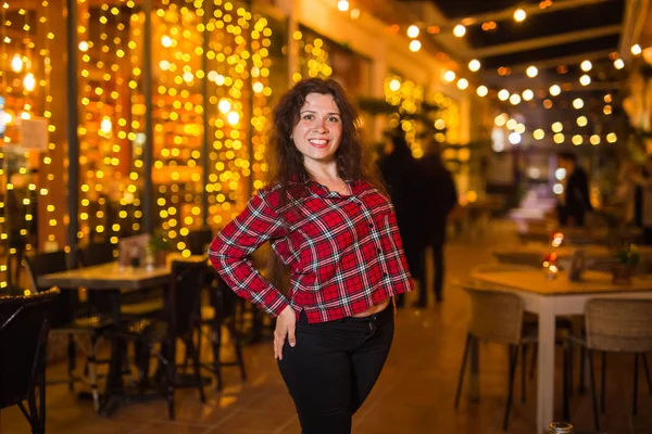 Conceito de vida noturna, festa e pessoas - Jovem mulher bonita é se divertir na cidade da noite . — Fotografia de Stock