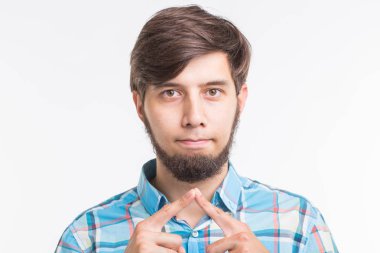 İşlem, sorun, insanlar kavramı - beyaz arka plan üzerinde bir şey hakkında düşünme genç adam