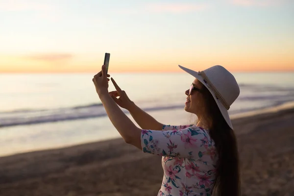 Gezgin genç kadın cep telefonu kamera güzel günbatımı manzara video çekiyor. Yaz tatil seyahat ve tatil. — Stok fotoğraf