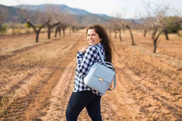 Vakantie, reizen en toerisme concept - jonge vrouw met stijlvolle rugzak op zomer natuur — Stockfoto