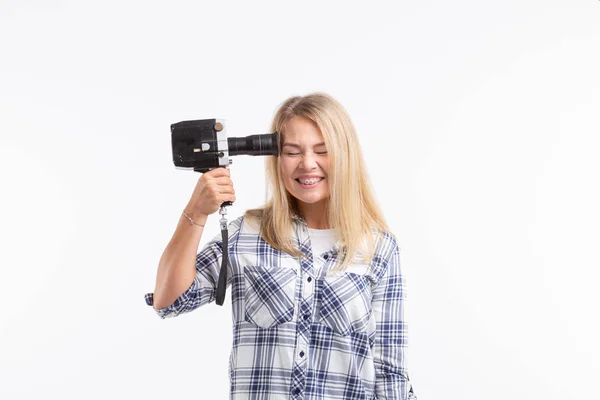 Шутка, фотография и жест - молодая смешная глупая женщина позирует с камерой рядом с головой на белом фоне — стоковое фото