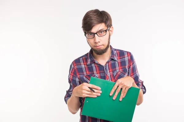 Uomo barbuto divertente con documenti su sfondo bianco — Foto Stock