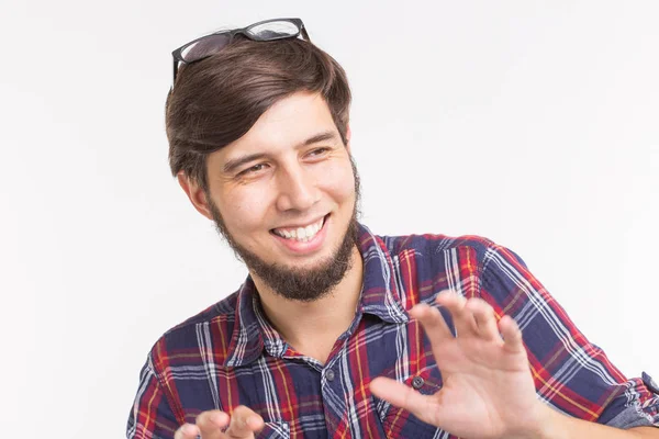Uttryck och gest koncept - närbild porträtt av leende mannen — Stockfoto